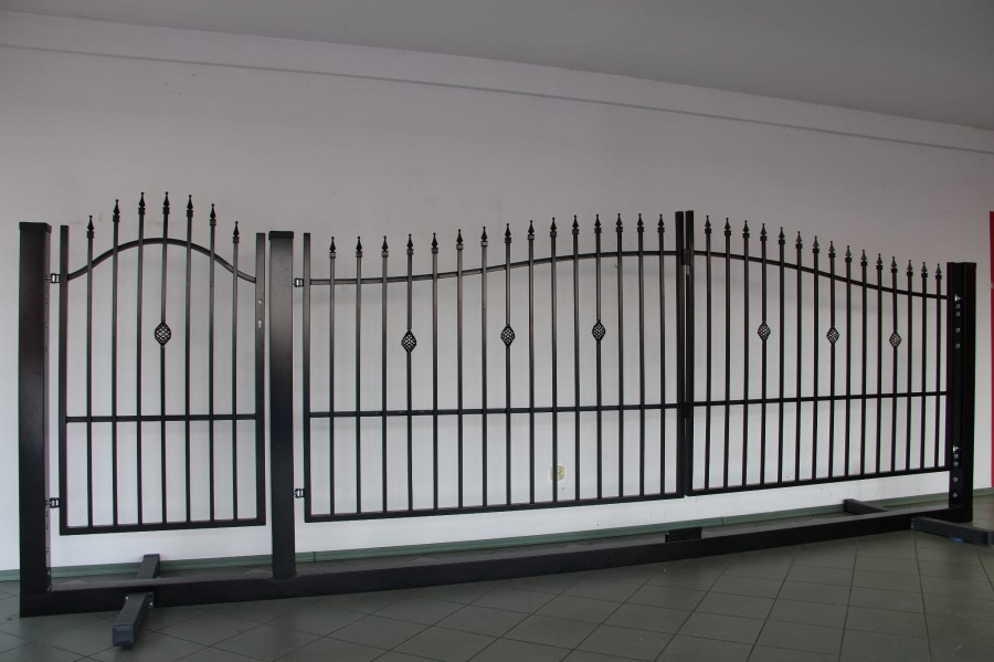 PRZYKŁADOWA REALIZACJA  ZESTAW FURTKA BRAMA DWUSKRZYDŁOWA SŁUPKI AKCESORIA SYSTEM NIKOZJA POLBRAM