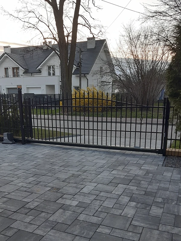 PRZYKŁADOWA REALIZACJA  ZESTAW FURTKA BRAMA DWUSKRZYDŁOWA SŁUPKI AKCESORIA SYSTEM NIKOZJA POLBRAM