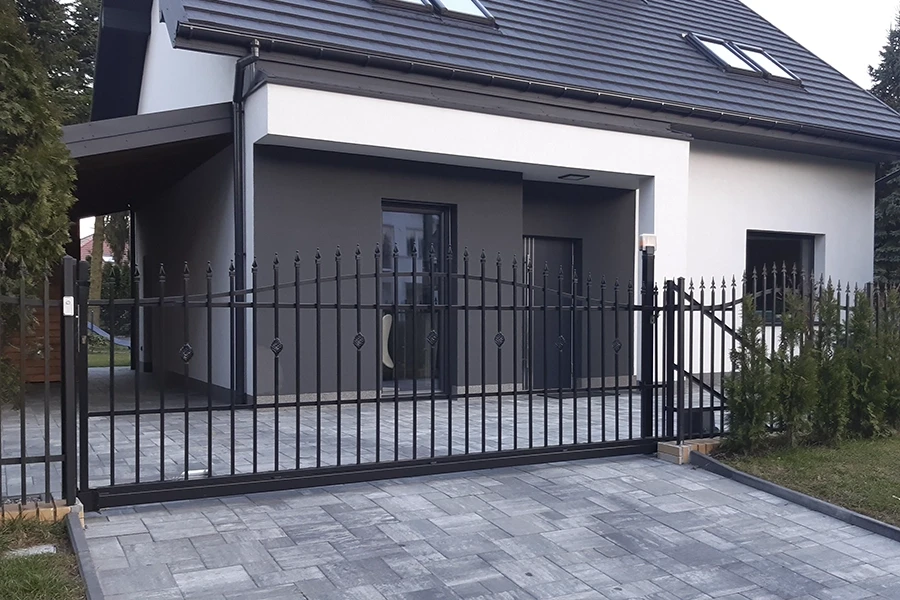 PRZYKŁADOWA REALIZACJA  ZESTAW FURTKA BRAMA DWUSKRZYDŁOWA SŁUPKI AKCESORIA SYSTEM NIKOZJA POLBRAM